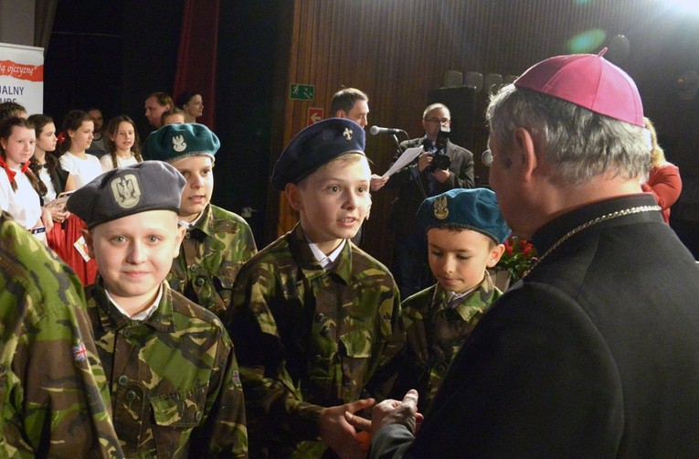 W mundurze od razu jest patriotycznie. Nagrody wręcza bp Henryk Tomasik