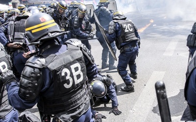 Francja: Trzej policjanci zostali ranni podczas starć w Paryżu