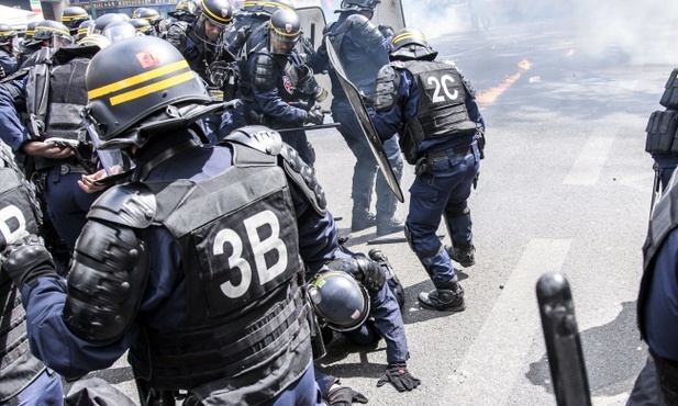 Francja: Trzej policjanci zostali ranni podczas starć w Paryżu