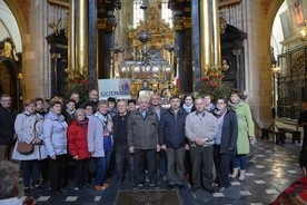 Szczepanowscy pielgrzymi przed konfesją św. Stanisława na Wawelu