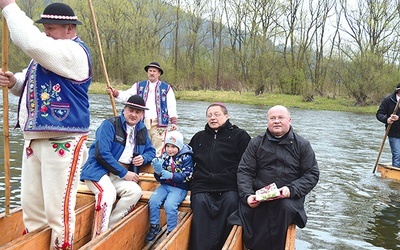 ▼	W roku jubileuszowym sezon spływu Dunajcem otworzył bp Grzegorz Ryś, który – jak tradycja nakazuje – przepłynął łodzią do przystani w Sromowcach-Kątach.