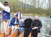 ▼	W roku jubileuszowym sezon spływu Dunajcem otworzył bp Grzegorz Ryś, który – jak tradycja nakazuje – przepłynął łodzią do przystani w Sromowcach-Kątach.