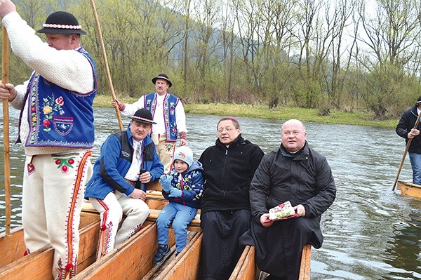 ▼	W roku jubileuszowym sezon spływu Dunajcem otworzył bp Grzegorz Ryś, który – jak tradycja nakazuje – przepłynął łodzią do przystani w Sromowcach-Kątach.