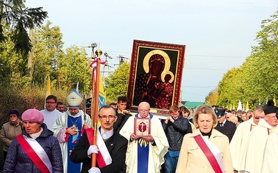 Obraz Matki Bożej niesiony w orszaku do kościoła w Woźniakowie.