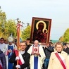 Obraz Matki Bożej niesiony w orszaku do kościoła w Woźniakowie.