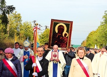 Obraz Matki Bożej niesiony w orszaku do kościoła w Woźniakowie.
