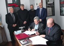 Umowę o współpracy podpisali Tadeusz Osiński i Dariusz Magier (z prawej).