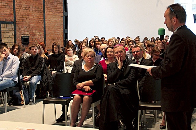 Dr hab. Krzysztof Przybycień, prof. UHT Radom, wygłosił jeden z referatów. W pierwszym rzędzie Danuta Sawicka i bp Piotr Turzyński.