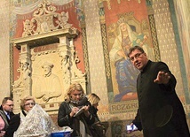 ▼	Ks. Stefan Cegłowski, proboszcz katedry płockiej, oprowadza uczestników po kaplicy.