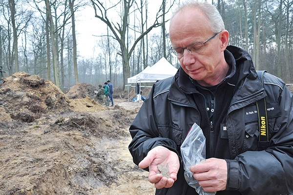 ▲	Nad poszukiwaniem grobów niezłomnych pracuje ekipa prof. Krzysztofa Szwagrzyka, wiceprezesa IPN.