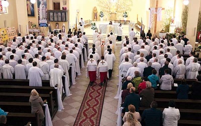 ◄	Kościół MB Fatimskiej zapełnili księża.