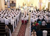 ◄	Kościół MB Fatimskiej zapełnili księża.
