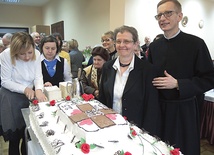 Anna Byrczek  i ks. Andrzej Pacholik SDS przy jubileuszowym torcie bielskiego hospicjum domowego