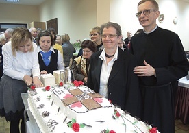 Anna Byrczek  i ks. Andrzej Pacholik SDS przy jubileuszowym torcie bielskiego hospicjum domowego