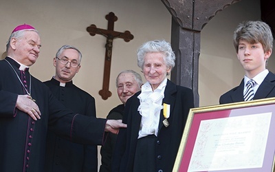 Wręczenia papieskiego odznaczenia dokonał  bp Tadeusz Rakoczy