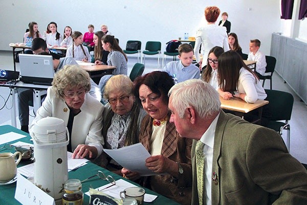 W jury konkursu nt. hymnu zasiedli Sybiracy. Byli zesłańcy wysoko ocenili wiedzę uczniów.