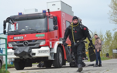 Kompletnie ubrany nurek wygląda jak astronauta.