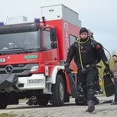 Kompletnie ubrany nurek wygląda jak astronauta.