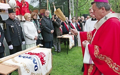 Święcenie sztandarów podczas ubiegłorocznej pierwszej pielgrzymki w Henrykowie.