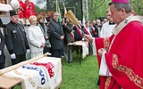 Święcenie sztandarów podczas ubiegłorocznej pierwszej pielgrzymki w Henrykowie.