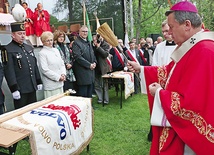 Święcenie sztandarów podczas ubiegłorocznej pierwszej pielgrzymki w Henrykowie.