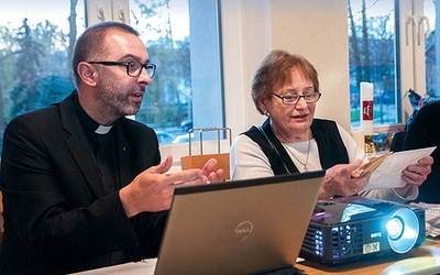 ▲	Ks. Piotr Szweda i Irena Metkowska byli gośćmi spotkania zorganizowanego  przez szczecinecki oddział Civitas Christiana i parafię mariacką.