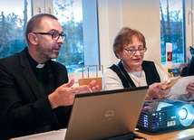 ▲	Ks. Piotr Szweda i Irena Metkowska byli gośćmi spotkania zorganizowanego  przez szczecinecki oddział Civitas Christiana i parafię mariacką.