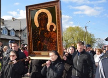 Ikonę jasnogórską niosą siostry pasjonistki ze strzeleckiej współnoty