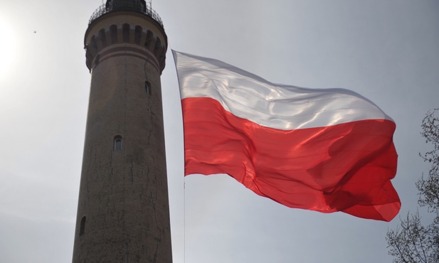 Ogromna flaga na latarni morskiej