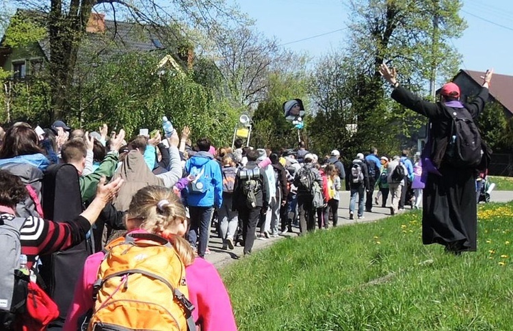 Pielgrzymi na trasie drugiego dnia - 1 maja 2017 r.