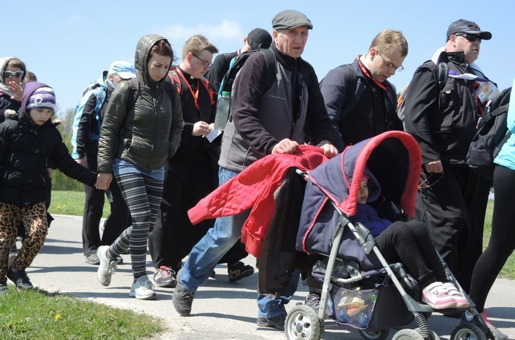 Pielgrzymi na trasie drugiego dnia - 1 maja 2017 r.