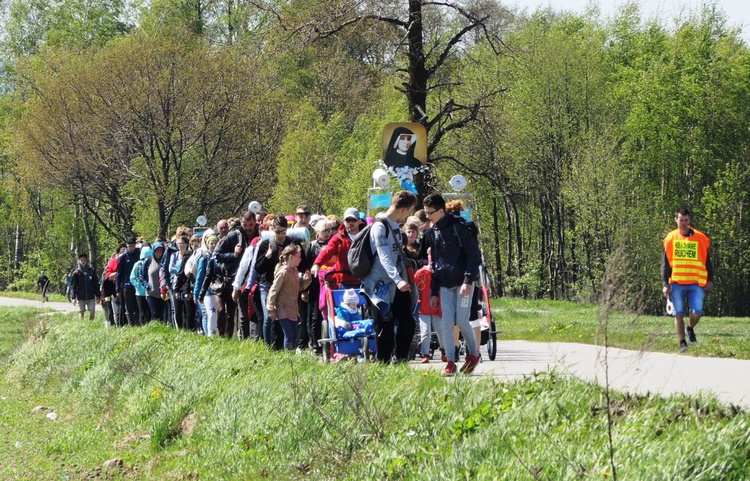 Pielgrzymi na trasie drugiego dnia - 1 maja 2017 r.