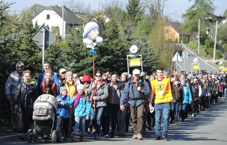 Pielgrzymi na trasie drugiego dnia - 1 maja 2017 r.