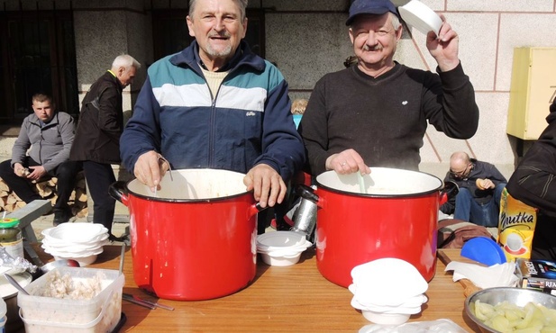 Setki litrów zup czekały na ponad 1800 pątników w Kętach-Podlesiu