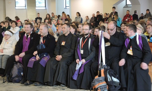 Księża z grup św. Brata Alberta i św. Maksymiliana przyprowadzili poelgrzymów do kościoła w Nowej Wsi