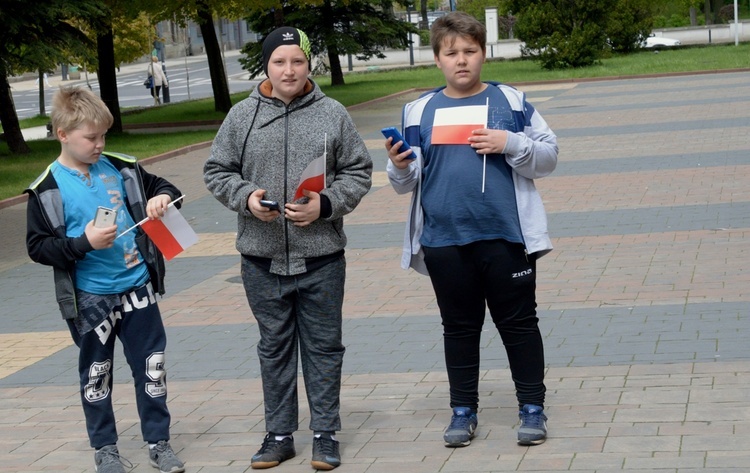 Dziś bez trudu można było spotkać osoby z biało-czerwonymi flagami i chorągiewkami