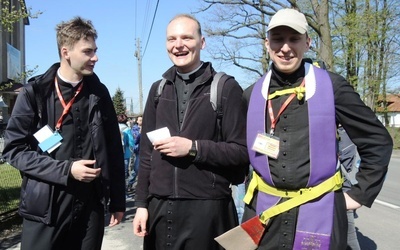 Dwumetrowcy na trasie do Łagiewnik - od lewej: kl. Mateusz Steczek, kl. Damian Dejner i ks. Wojtek Olesiński