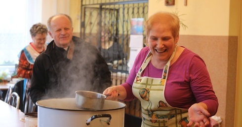 Bogusława Hrapkowicz czuwa nad kolejną porcją herbaty...