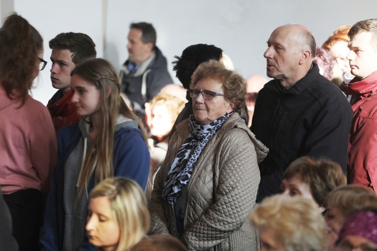 Poświęcenie witraża Bożego Miłosierdzia w kościele w Nidku