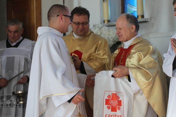 Poświęcenie witraża Bożego Miłosierdzia w kościele w Nidku