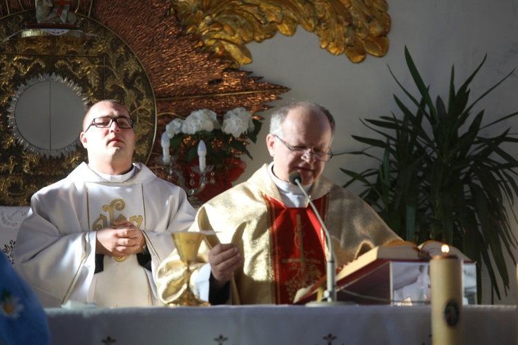 Poświęcenie witraża Bożego Miłosierdzia w kościele w Nidku