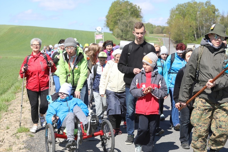 Pielgrzymi wspierają remont klasztoru sióstr klarysek od Wieczystej Adoracji w Kętach - 2017