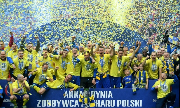  Piłkarze Arki Gdynia z Pucharem Polski.