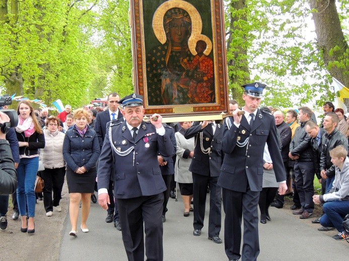 Zarówno w procesji, jak i podczas Mszy św. oraz czuwania modlitewnego w kościele strażacy nie odstępowali na krok od obrazu Matki Bożej