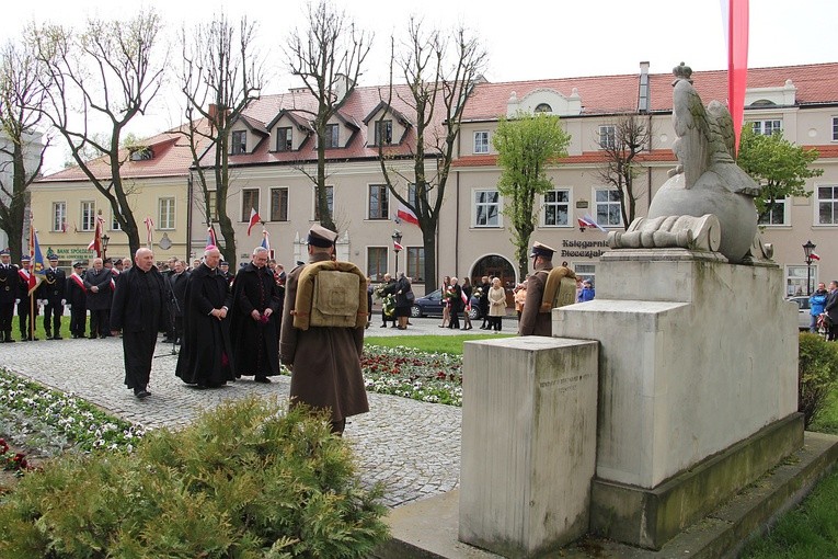 Bp Andrzej F. Dziuba i kapłani oddają hołd przed pomnikiem Synom Ziemi Łowickiej Bojownikom o Niepodległość