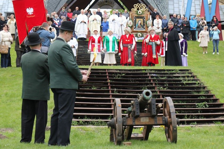 Salwy armatnie ku czci Królowej Polski