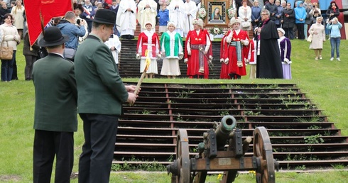 Salwy armatnie ku czci Królowej Polski