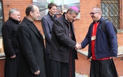 Ks. Mikołaj Szczygiel przed wejściem do kaplicy klasztornej