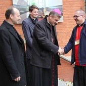 Ks. Mikołaj Szczygiel przed wejściem do kaplicy klasztornej