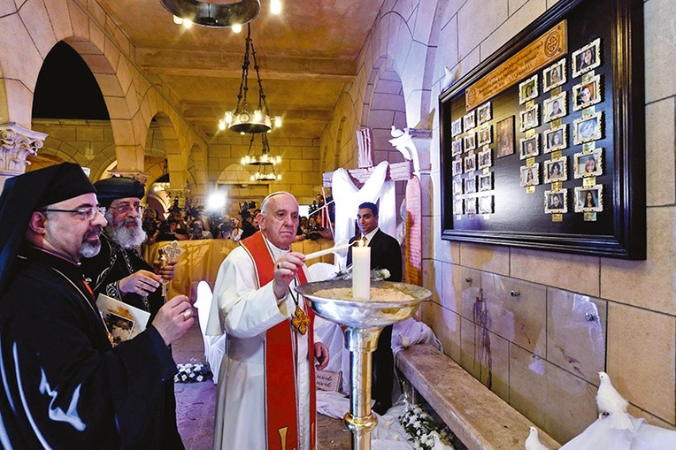 Przed „murem męczenników”, przy którym pochowano 29 ofiar zamachu na koptyjski kościół Świętych Piotra i Pawła w grudniu 2016 r., Franciszek i Tawadros odmówili modlitwę i zapalili świece wotywne. Na murze umieszczone są fotografie zamordowanych chrześcijan.